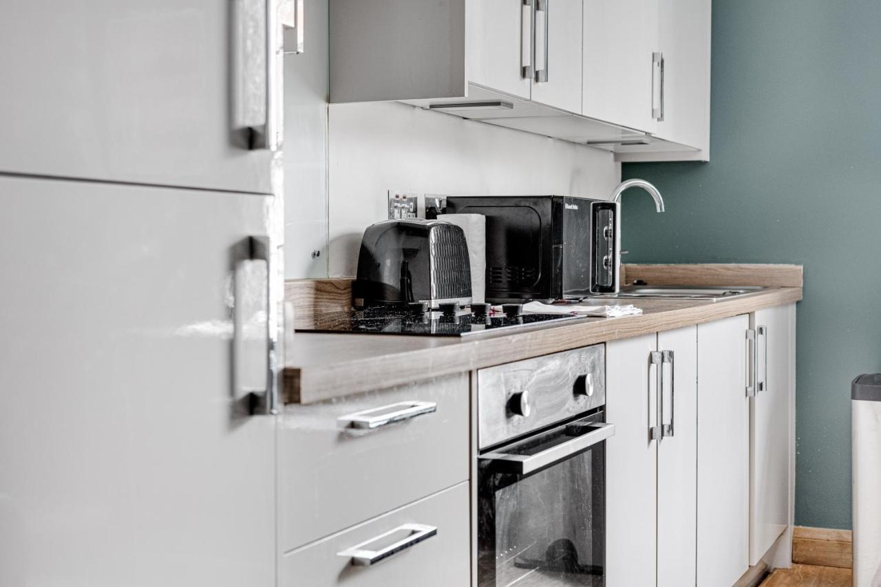 Homely 2 Beds Apt Up To 5 Guests-Wifi By Tent Serviced Apartments Chertsey Exterior photo